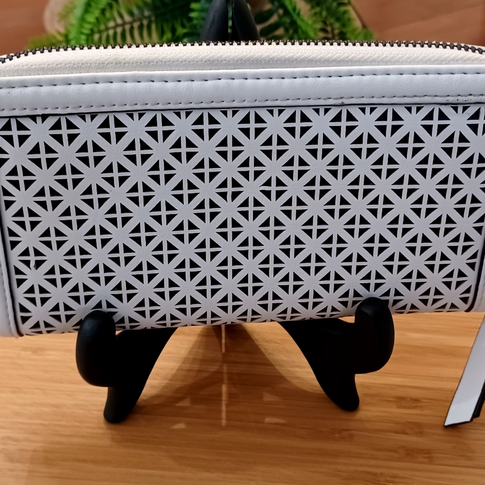 Simply Vera Vera Wang Wallet White (Pre-owned) - Picture 2 of 4
